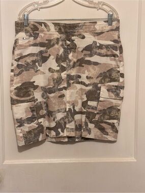 Women’s CoCo+Carman Camouflage Skirt with Cargo pockets Sz L